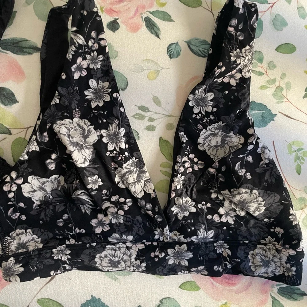 Pair of Victorias Secret Bralettes - Picture 3 of 4